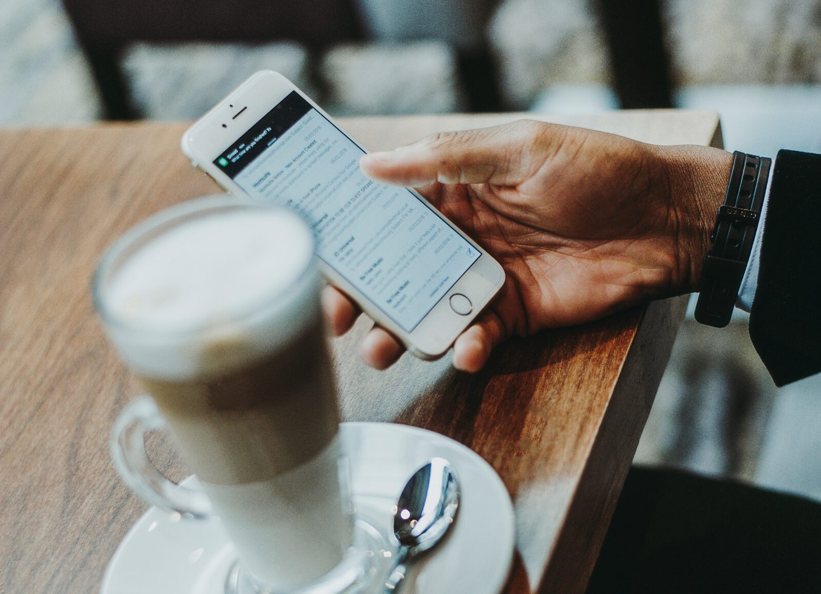 The risk of public wi-fi: 14 tips to avoid getting your Instagram hacked